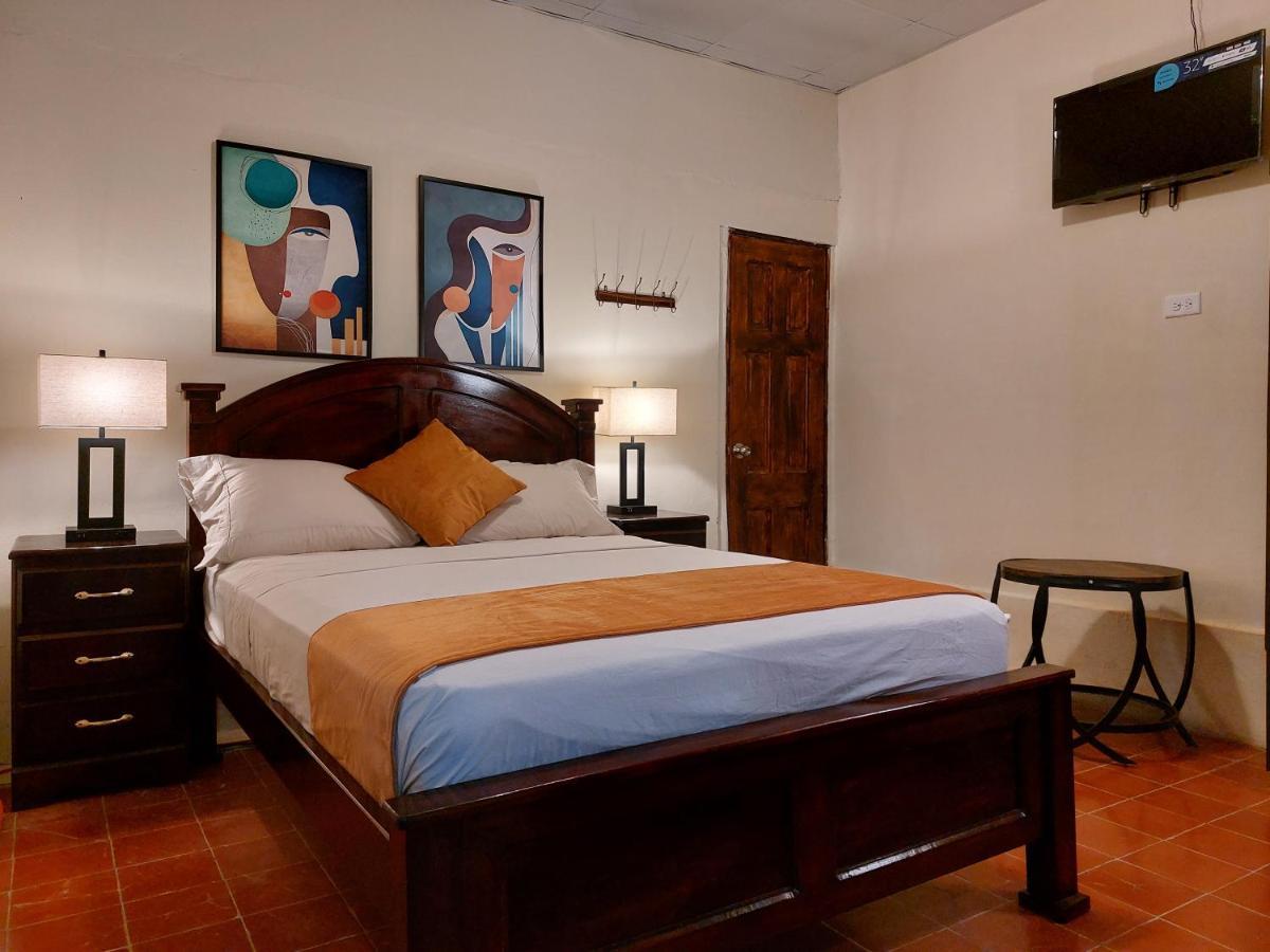 Hospedaje Los Lirios Chitré Esterno foto