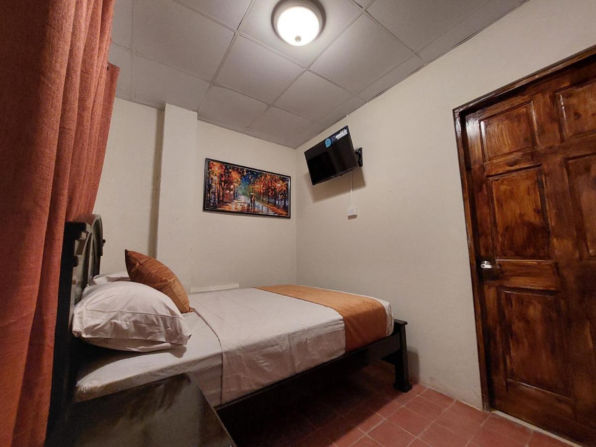 Hospedaje Los Lirios Chitré Esterno foto