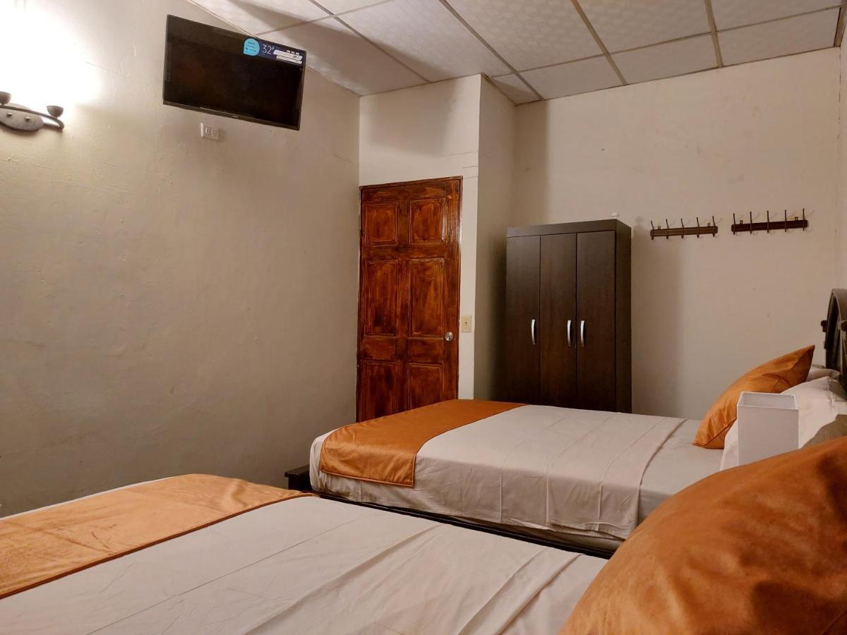 Hospedaje Los Lirios Chitré Esterno foto