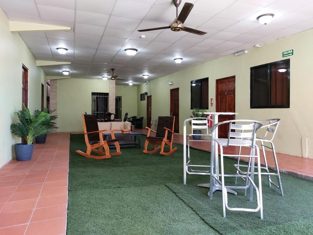 Hospedaje Los Lirios Chitré Esterno foto